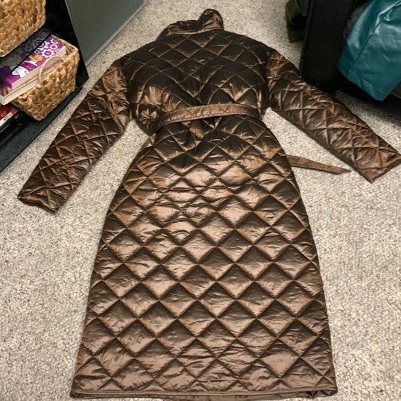 Gorgeous plus size puffer coat. Size XXL to 2 X. - Picture 4 of 11